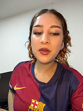 Snapshot of Mon_Cherry chatting on February 4, 1:33 am Mon Cherry online show from February 4, 1:33 am