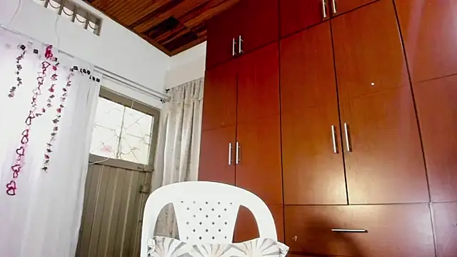 Snapshot of loreth_J chatting on December 3, 6:17 pm loreth J online show from December 3, 6:17 pm