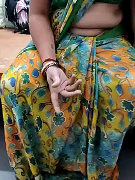 Snapshot of Januhot18 chatting on December 17, 4:01 am Januhot18 online show from December 17, 4:01 am