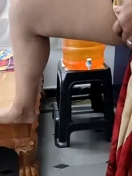 Snapshot of Januhot18 chatting on December 18, 7:04 am Januhot18 online show from December 18, 7:04 am