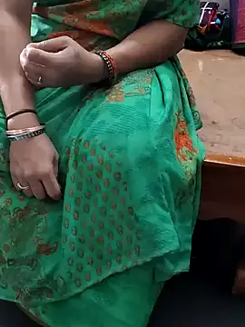 Snapshot of Januhot18 chatting on December 24, 2:43 am Januhot18 online show from December 24, 2:43 am