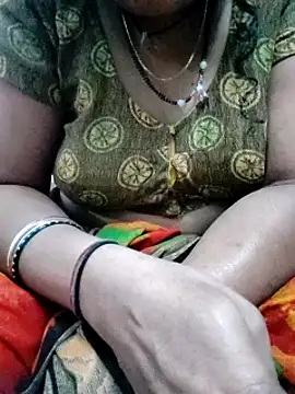 Snapshot of Januhot18 chatting on January 5, 4:04 am Januhot18 online show from January 5, 4:04 am