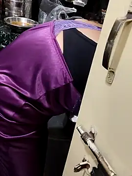 Snapshot of Januhot18 chatting on February 18, 6:04 am Januhot18 online show from February 18, 6:04 am