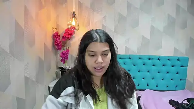 Snapshot of LindaBreeS chatting on July 2, 4:18 am LindaBreeS online show from July 2, 4:18 am