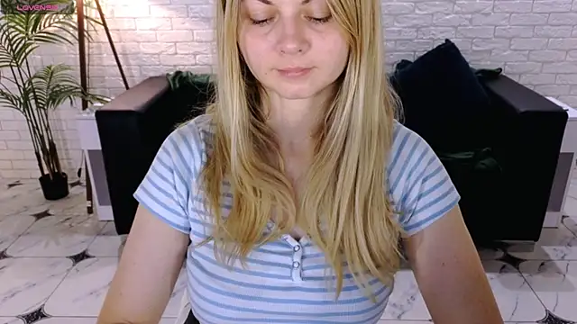 SmilingEmily  online show from October 4, 6:11 am