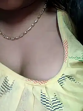 Snapshot of sexyindi_couple chatting on December 11, 6:36 am sexyindi couple online show from December 11, 6:36 am