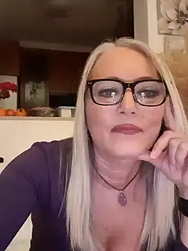 Snapshot of kikkastar chatting on December 6, 8:40 pm kikkastar online show from December 6, 8:40 pm