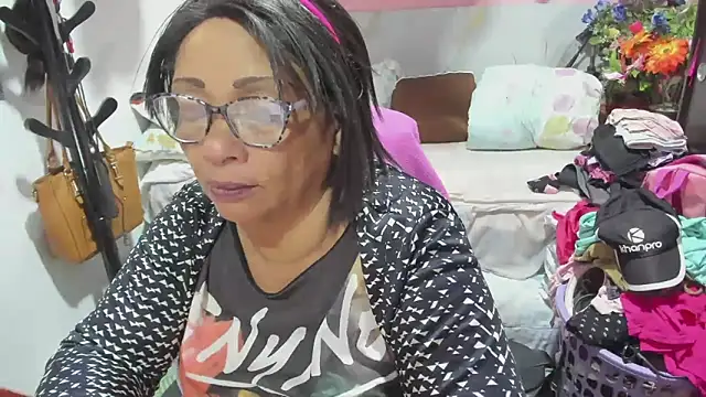 Snapshot of Mrs_mommy_ chatting on June 8, 1:28 am Mrs mommy online show from June 8, 1:28 am