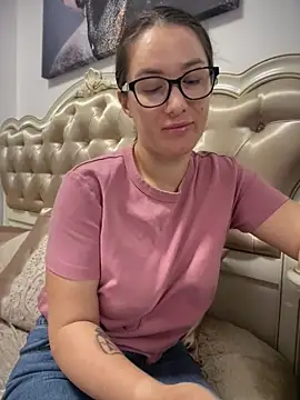 Snapshot of HotXMom chatting on June 4, 5:35 am HotXMom online show from June 4, 5:35 am