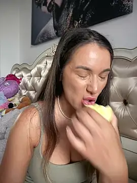 Snapshot of HotXMom chatting on July 3, 6:20 am HotXMom online show from July 3, 6:20 am