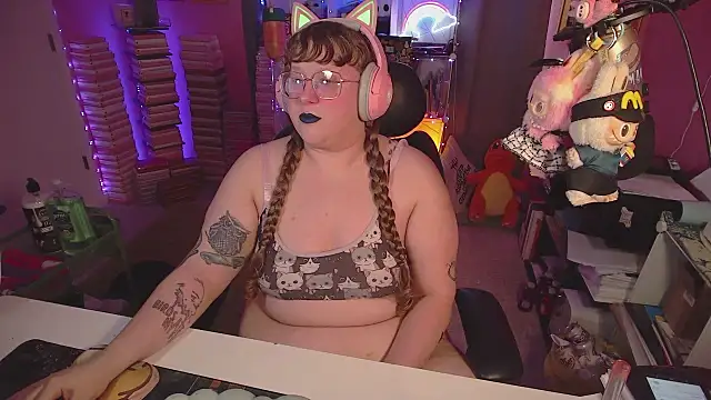 Snapshot of FatVeronica chatting on June 24, 5:01 pm FatVeronica online show from June 24, 5:01 pm