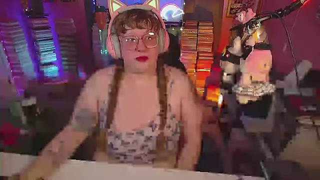 Snapshot of FatVeronica chatting on July 9, 5:17 pm FatVeronica online show from July 9, 5:17 pm