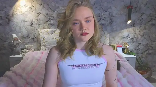 Snapshot of Aurora_Golden1 chatting on April 23, 6:47 am Aurora Golden1 online show from April 23, 6:47 am