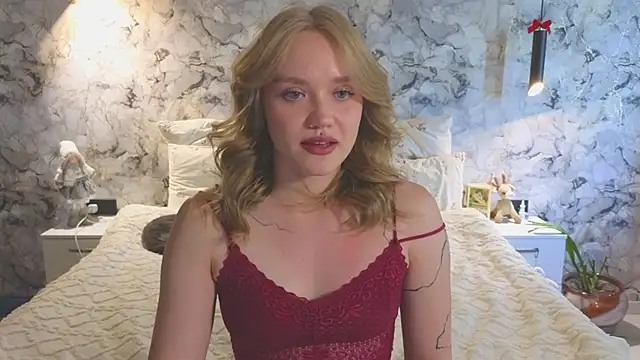 Snapshot of Aurora_Golden1 chatting on July 4, 11:27 am Aurora Golden1 online show from July 4, 11:27 am
