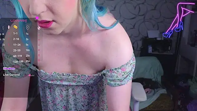 Snapshot of TheTrixy chatting on November 10, 11:20 am TheTrixy online show from November 10, 11:20 am