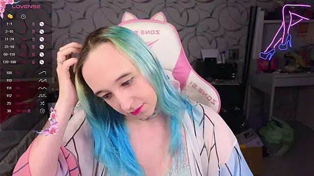 Snapshot of TheTrixy chatting on November 15, 6:55 am TheTrixy online show from November 15, 6:55 am