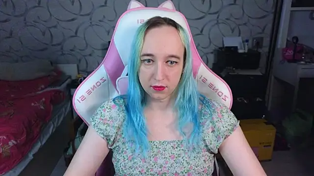 Snapshot of TheTrixy chatting on November 18, 7:35 am TheTrixy online show from November 18, 7:35 am