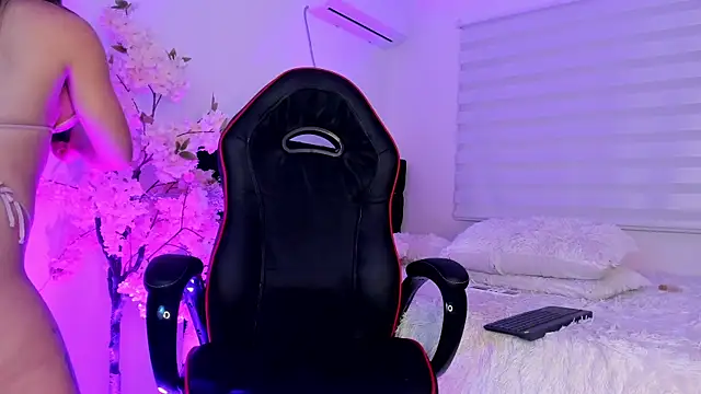 Snapshot of Caramelo_Exotic chatting on January 13, 6:06 am Caramelo Exotic online show from January 13, 6:06 am