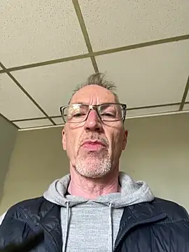 les-machinesxh online show from April 8, 2:06 pm