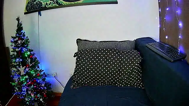 Snapshot of EmmaKrosss chatting on December 14, 3:15 pm EmmaKrosss online show from December 14, 3:15 pm