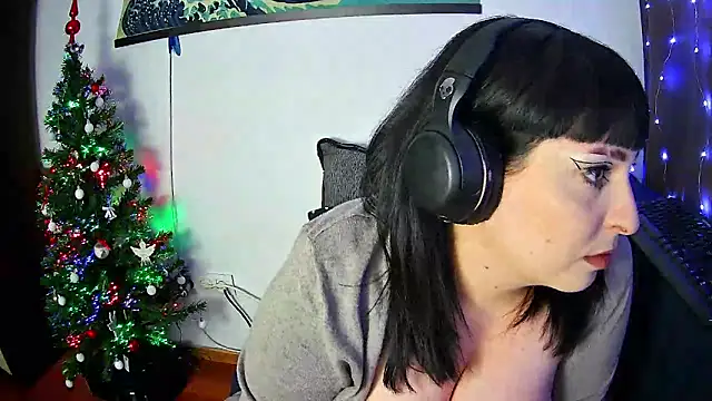 Snapshot of EmmaKrosss chatting on December 17, 3:06 pm EmmaKrosss online show from December 17, 3:06 pm