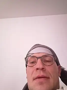 Snapshot of Kamien32 chatting on February 22, 6:35 am Kamien32 online show from February 22, 6:35 am