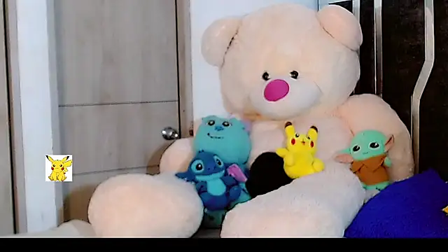 Snapshot of honey_skin chatting on December 21, 6:19 am honey skin online show from December 21, 6:19 am