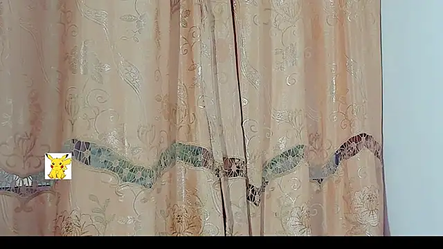 Snapshot of honey_skin chatting on December 22, 10:15 pm honey skin online show from December 22, 10:15 pm