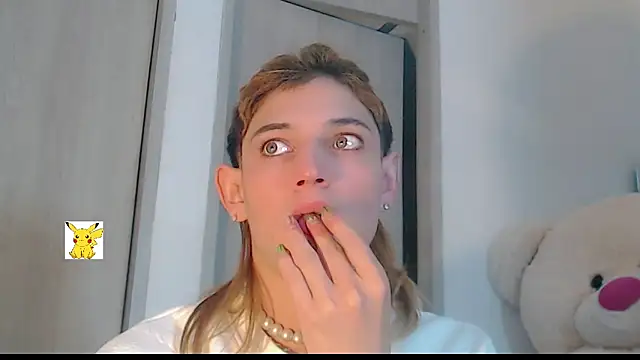 Snapshot of honey_skin chatting on February 23, 10:09 pm honey skin online show from February 23, 10:09 pm