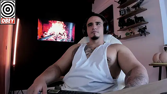 Snapshot of kingbear777 chatting on October 4, 2:20 am kingbear777 online show from October 4, 2:20 am