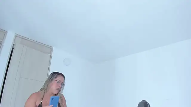 Snapshot of dolly_walker chatting on June 28, 8:04 pm dolly walker online show from June 28, 8:04 pm