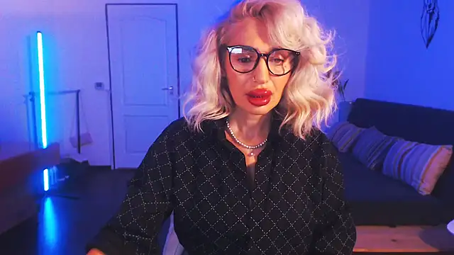 Snapshot of beauty_chl0e chatting on December 20, 8:12 pm beauty chl0e online show from December 20, 8:12 pm