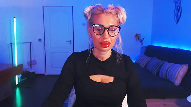 Snapshot of beauty_chl0e chatting on December 24, 9:11 pm beauty chl0e online show from December 24, 9:11 pm