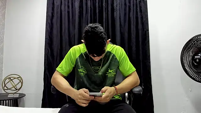Snapshot of andrew_rose_ chatting on December 6, 5:11 pm andrew rose online show from December 6, 5:11 pm