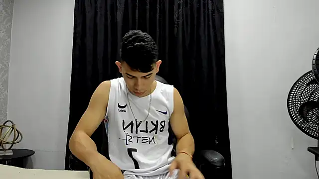 Snapshot of andrew_rose_ chatting on December 21, 3:09 pm andrew rose online show from December 21, 3:09 pm