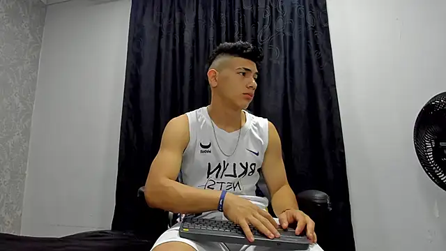 Snapshot of andrew_rose_ chatting on February 4, 2:21 pm andrew rose online show from February 4, 2:21 pm