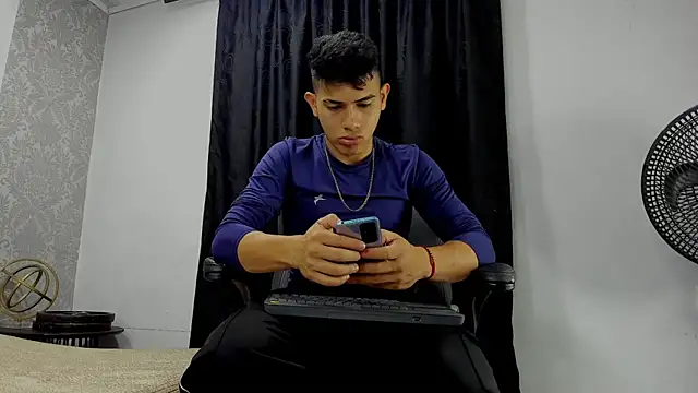Snapshot of andrew_rose_ chatting on March 12, 1:08 pm andrew rose online show from March 12, 1:08 pm