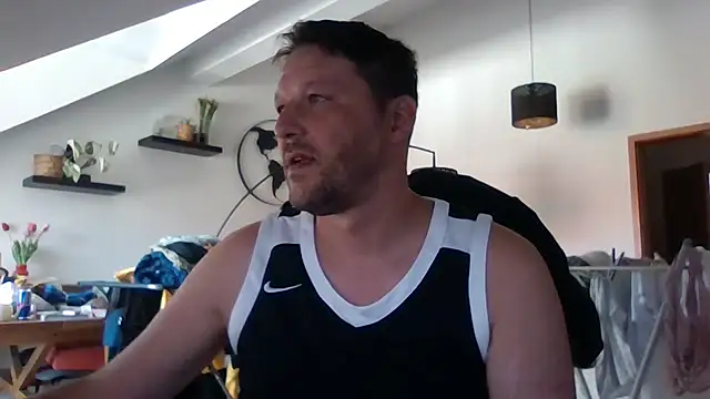 Snapshot of BennyLommy chatting on August 8, 8:38 am BennyLommy online show from August 8, 8:38 am
