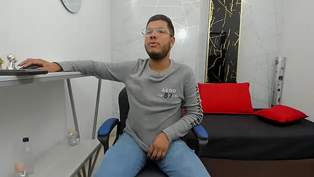 Snapshot of ian_tomson chatting on November 7, 8:03 am ian tomson online show from November 7, 8:03 am