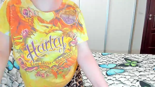 Snapshot of Adelamilfsex chatting on April 19, 1:10 pm Adelamilfsex online show from April 19, 1:10 pm