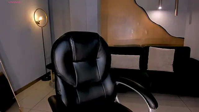 CharlotteCox  online show from February 19, 12:00 pm