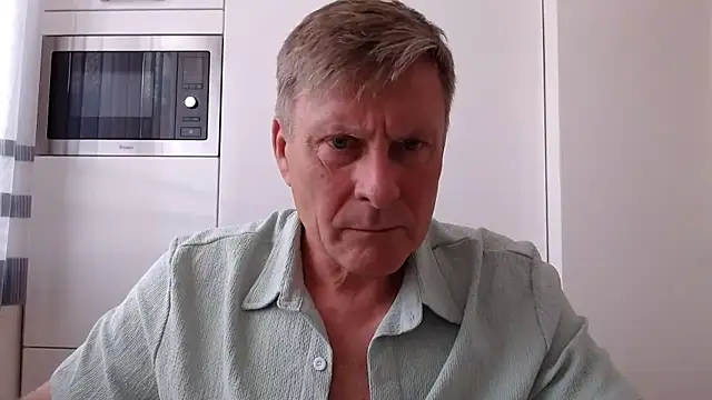 Snapshot of johnnym1 chatting on April 8, 11:10 am johnnym1 online show from April 8, 11:10 am