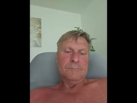 Snapshot of johnnym1 chatting on June 22, 1:52 pm johnnym1 online show from June 22, 1:52 pm