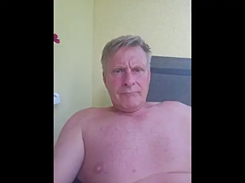 Snapshot of johnnym1 chatting on June 25, 2:32 pm johnnym1 online show from June 25, 2:32 pm