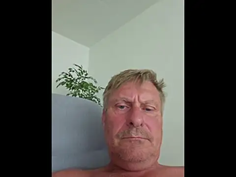 Snapshot of johnnym1 chatting on July 3, 1:17 pm johnnym1 online show from July 3, 1:17 pm