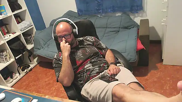 Snapshot of ravingr4d4 chatting on April 20, 10:44 pm ravingr4d4 online show from April 20, 10:44 pm