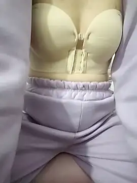 Snapshot of SweetGirl2k2 chatting on December 27, 8:45 am SweetGirl2k2 online show from December 27, 8:45 am