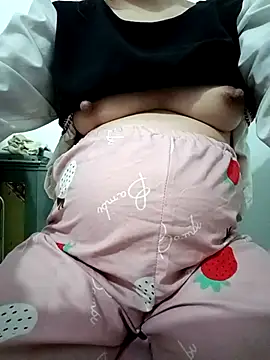 SweetGirl2k2 online show from March 18, 1:47 pm