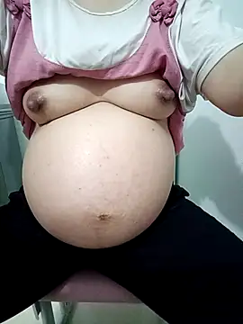 SweetGirl2k2 online show from April 15, 7:15 am