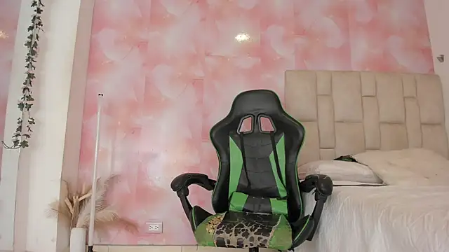 emily lean  online show from March 31, 3:19 am